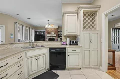 Kitchen - 1901 Apache Trl, Edmond, OK 73003 photo 2 of 4