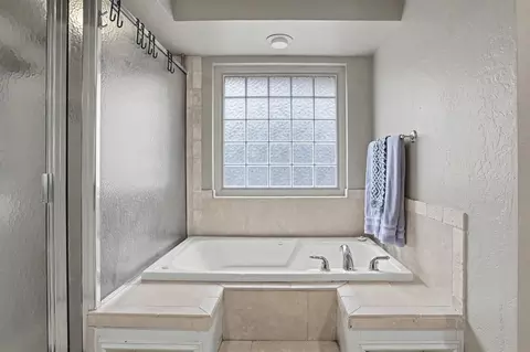 Bath - 1901 Apache Trl, Edmond, OK 73003 photo 3 of 5