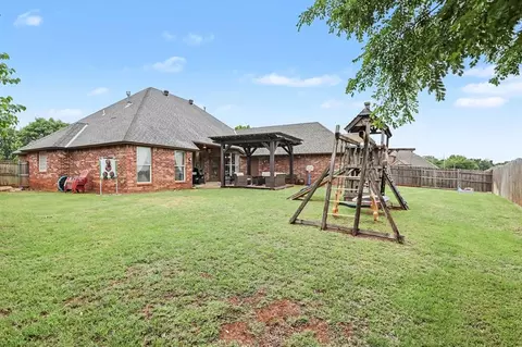 Exterior - 1901 Apache Trl, Edmond, OK 73003 photo 4 of 6