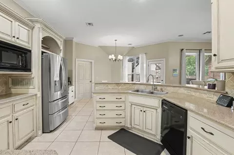Kitchen - 1901 Apache Trl, Edmond, OK 73003 photo 4 of 4