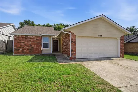 8704 Cedar Ridge Dr, Midwest City, OK 73110