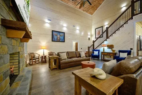 Living - 295 Boulder Crk, Broken Bow, OK 74728 photo 2 of 3