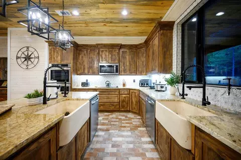 Kitchen - 295 Boulder Crk, Broken Bow, OK 74728 photo 3 of 4