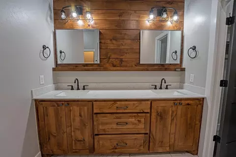 Bath - 503 Cantebury Dr, Tuttle, OK 73089 photo 4 of 7