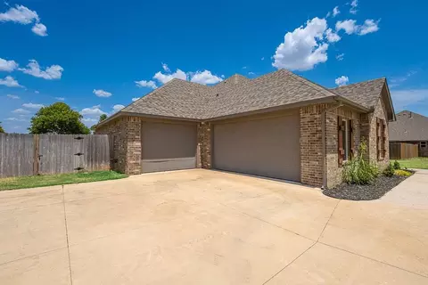 Exterior - 503 Cantebury Dr, Tuttle, OK 73089 photo 3 of 8