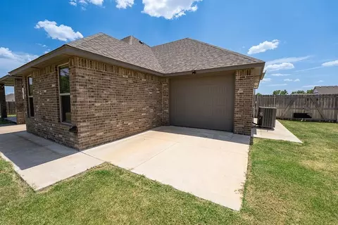 Exterior - 503 Cantebury Dr, Tuttle, OK 73089 photo 7 of 8