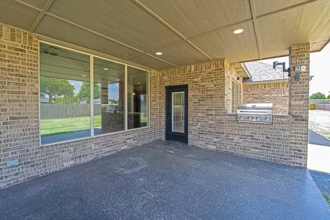 Exterior - 503 Cantebury Dr, Tuttle, OK 73089 photo 5 of 8