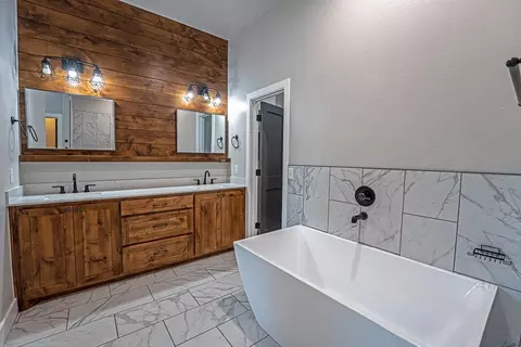 Bath - 503 Cantebury Dr, Tuttle, OK 73089 photo 3 of 7
