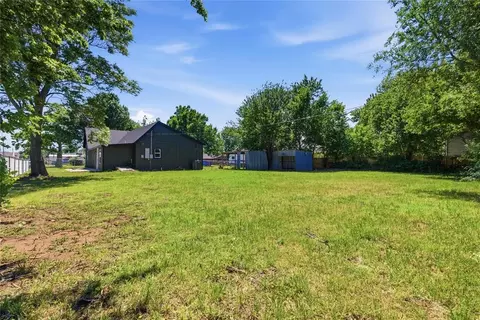 Exterior - 201 W Holly St, Tuttle, OK 73089 photo 4 of 7