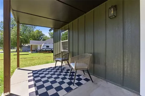 Exterior - 201 W Holly St, Tuttle, OK 73089 photo 2 of 7