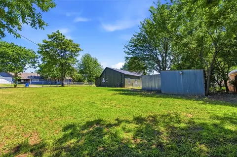 Exterior - 201 W Holly St, Tuttle, OK 73089 photo 5 of 7