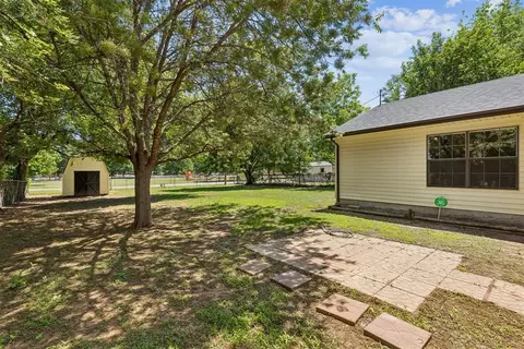 Exterior - 318 S Walnut St, Apache, OK 73006 photo 8 of 10