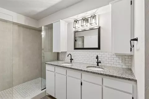 Bath - 318 S Walnut St, Apache, OK 73006 photo 1 of 5
