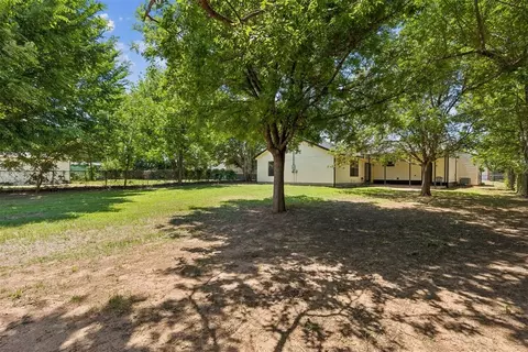 Exterior - 318 S Walnut St, Apache, OK 73006 photo 9 of 10
