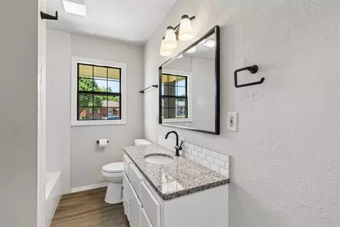Bath - 318 S Walnut St, Apache, OK 73006 photo 3 of 5