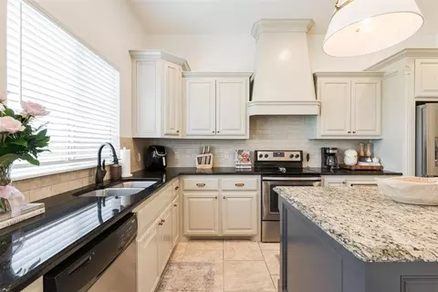 Kitchen - 535 Eagle Lake Ln, Newcastle, OK 73065 photo 2 of 5