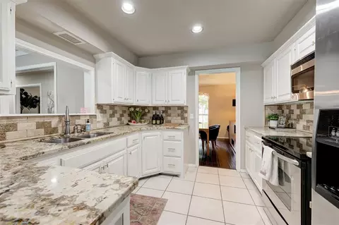Kitchen - 3926 Warwick Dr, Norman, OK 73072 photo 2 of 4