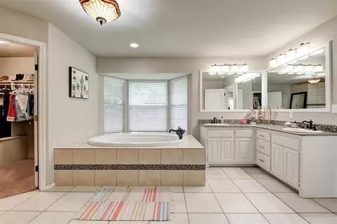 Bath - 3926 Warwick Dr, Norman, OK 73072 photo 2 of 8