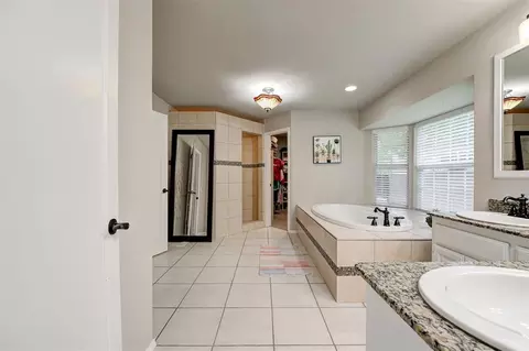 Bath - 3926 Warwick Dr, Norman, OK 73072 photo 1 of 8