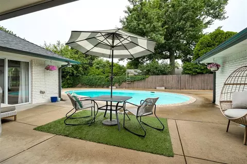 Exterior - 3926 Warwick Dr, Norman, OK 73072 photo 5 of 9