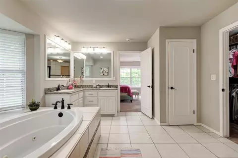 Bath - 3926 Warwick Dr, Norman, OK 73072 photo 3 of 8