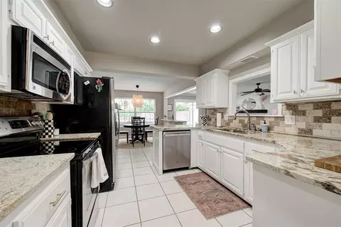 Kitchen - 3926 Warwick Dr, Norman, OK 73072 photo 3 of 4