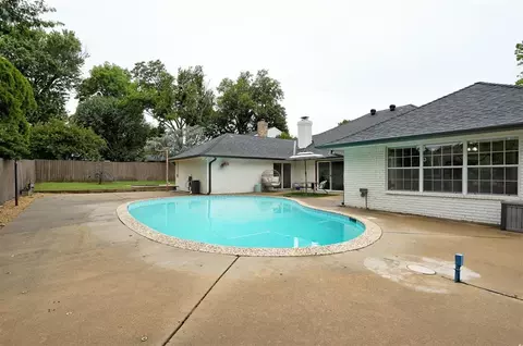 Exterior - 3926 Warwick Dr, Norman, OK 73072 photo 8 of 9