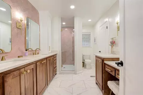 Bath - 3926 Warwick Dr, Norman, OK 73072 photo 4 of 8