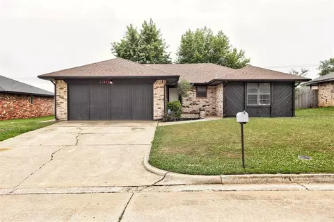 11832 Sagamore Dr, Yukon, OK 73099