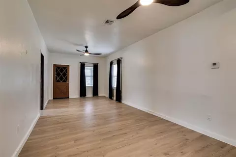 Living - 316 E Jackson St, Crescent, OK 73028 photo 4 of 5