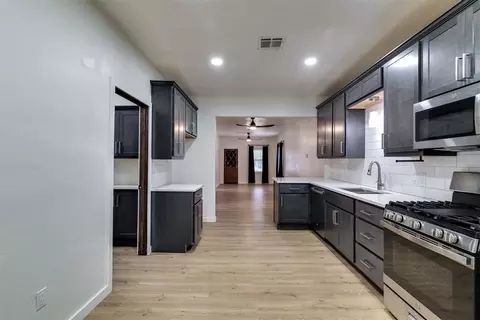 Entry Way - 316 E Jackson St, Crescent, OK 73028 photo 2 of 2