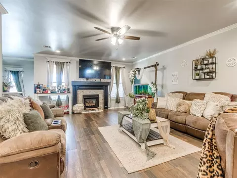 Living - 763 S Sara Rd, Tuttle, OK 73089 photo 2 of 4
