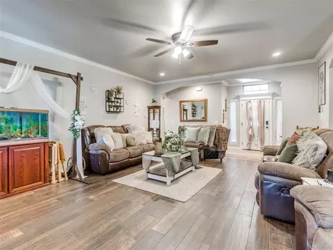 Living - 763 S Sara Rd, Tuttle, OK 73089 photo 4 of 4