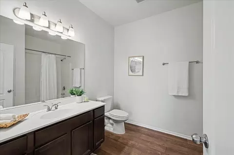 Bath - 9616 Eli Dr, Moore, OK 73160 photo 2 of 7