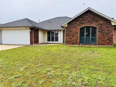 11724 SW 7th St, Yukon, OK 73099