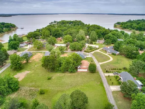 1749 Rockford Dr, Eufaula, OK 74432