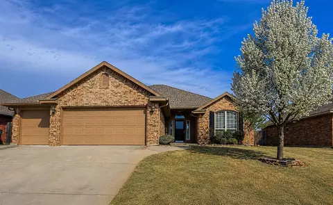 9012 Crooked Creek Ln, Moore, OK 73160
