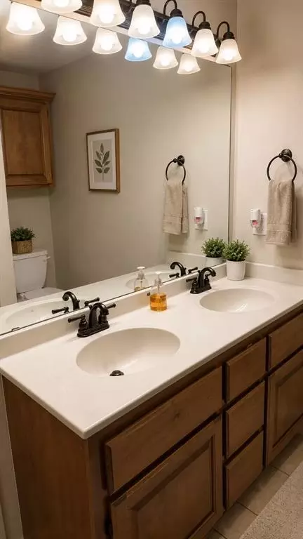 Bath - 3101 White Tail Dr, Altus, OK 73521 photo 5 of 5