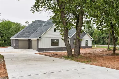 30 N Oaks Rd, Harrah, OK 73045