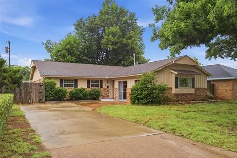 7704 NW 30th St, Bethany, OK 73008
