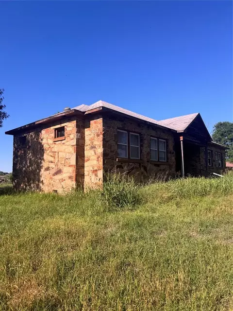 2249 E 2000 Rd, Hugo, OK 74743