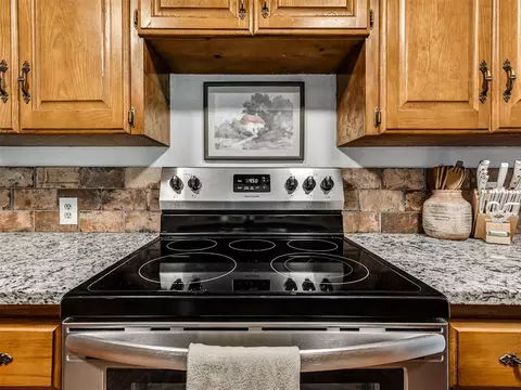 Kitchen - 2031 Kens Cir, Crescent, OK 73028 photo 2 of 4