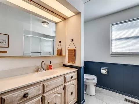 Bath - 2031 Kens Cir, Crescent, OK 73028 photo 2 of 3