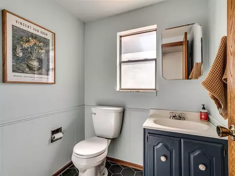 Bath - 2031 Kens Cir, Crescent, OK 73028 photo 3 of 3
