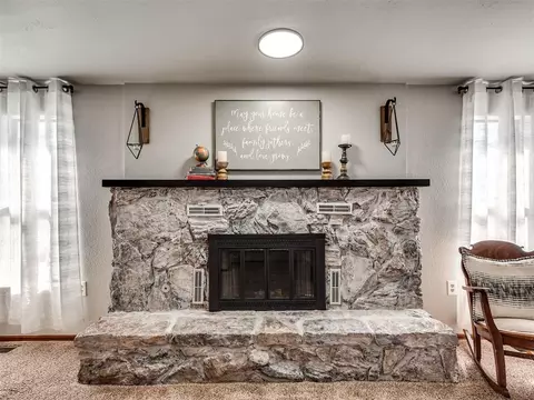 Living - 2031 Kens Cir, Crescent, OK 73028 photo 2 of 5