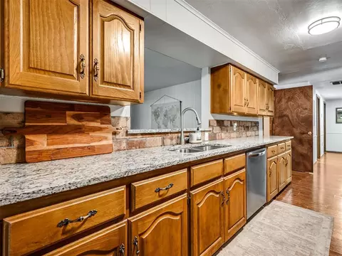 Kitchen - 2031 Kens Cir, Crescent, OK 73028 photo 3 of 4