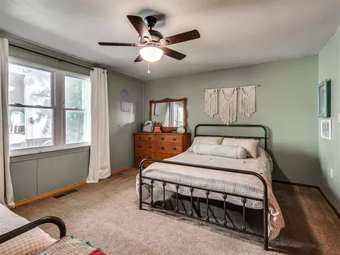 Bedroom - 2031 Kens Cir, Crescent, OK 73028 photo 5 of 8