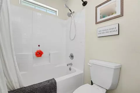 Bath - 808 Sheryl Ln, Altus, OK 73521 photo 7 of 7