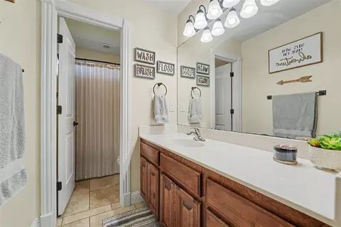 Bath - 808 Sheryl Ln, Altus, OK 73521 photo 6 of 7