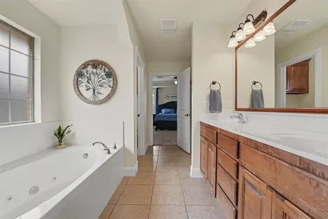 Bath - 808 Sheryl Ln, Altus, OK 73521 photo 1 of 7